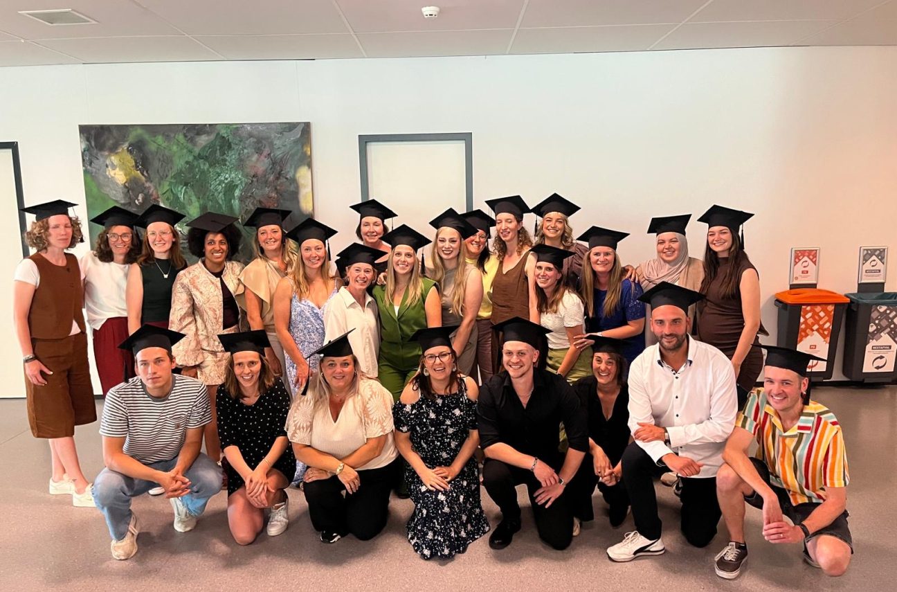 Op vrijdag 3 juli ontvingen 25 zij-instromers hun getuigschrift bij Fontys Educatie. Na een intensief traject van 2,5 jaar vierden zij samen deze bijzondere mijlpaal. Een feestelijk moment waarop niet alleen hun ontwikkeling centraal stond, maar ook de kracht van samen leren en elkaar ondersteunen.